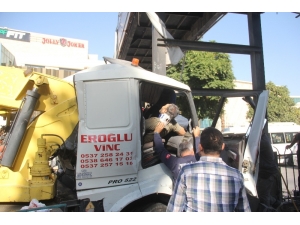 Baba Oğul Direğe Çarpan Çekicide Sıkıştı