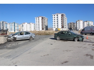 Elazığ’da İki Otomobil Çapıştı: 12 Yaralı