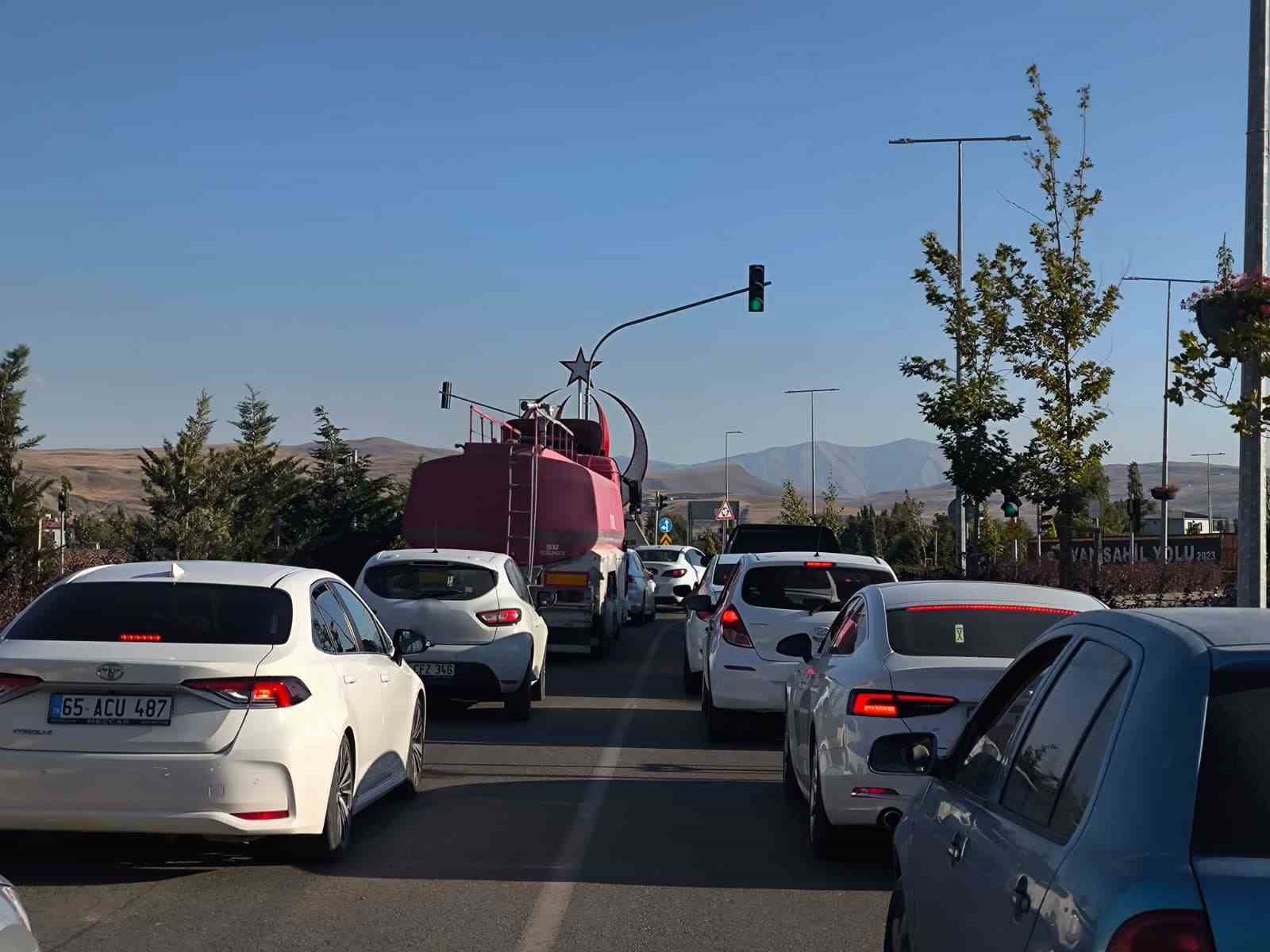 van-golu-sahil-yolunda-tehlike-buyuyor
