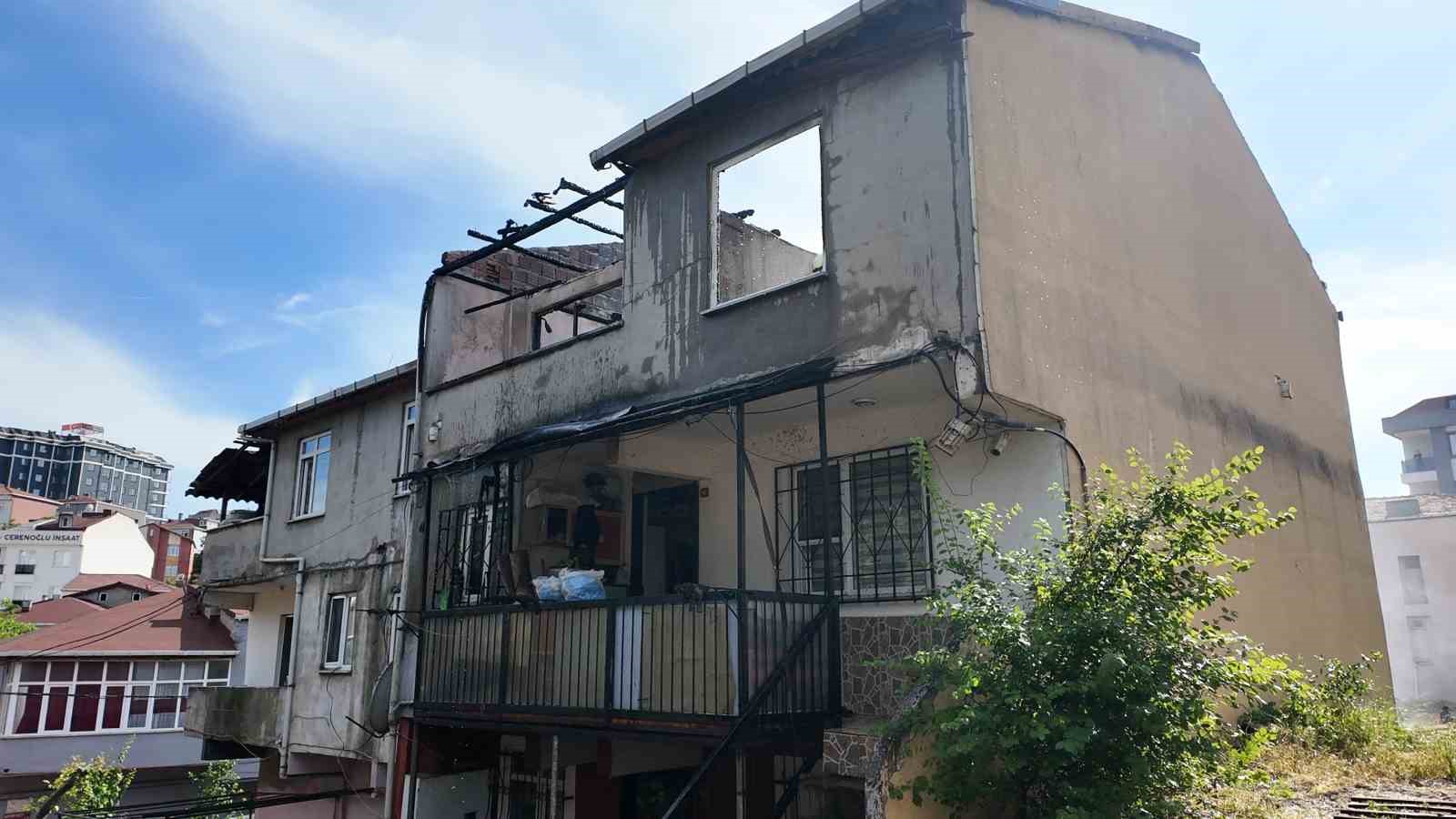 sultanbeyli-de-izolasyon-malzemeleri-tutusan-cati-alevlere-teslim-oldu