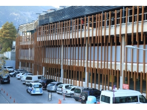 7 Metreden Hastane Bahçesindeki Arabanın Üzerine Atladı