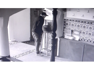 Önce Dua Ettiler, Sonra Kapıyı Kırıp Camiyi Soydular