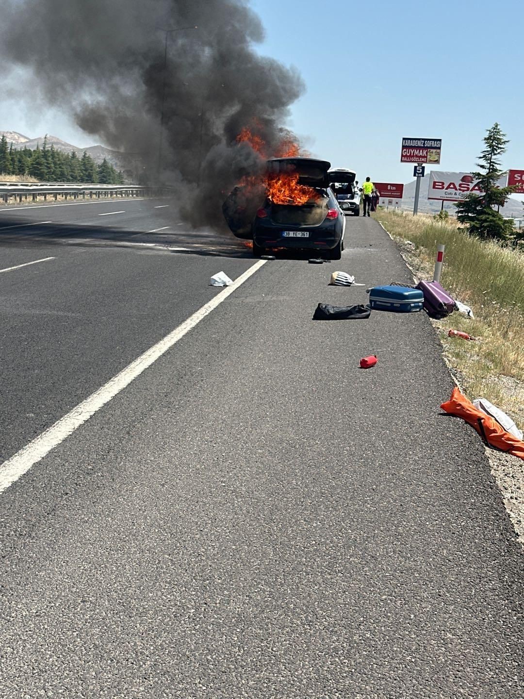 eskisehir-de-seyir-halindeki-otomobil-alevlere-teslim-oldu