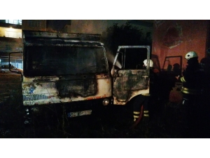 Park Halindeki Hurda Kamyon Alev Alev Yandı