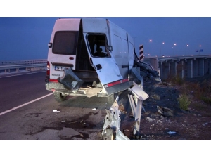 Ticari Araç Bariyerlere Ok Gibi Saplandı: 3 Yaralı