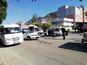 Adana’da Trafik Kazası: 3 Yaralı