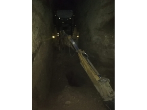 Jandarmadan İş Makineli Kaçak Kazıya Suçüstü: 8 Gözaltı