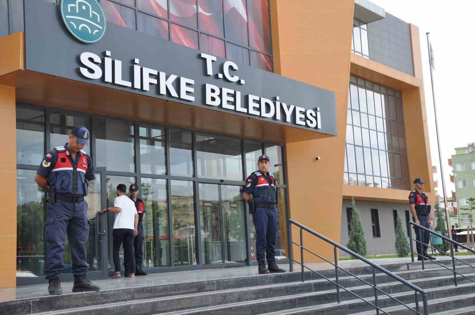 silifke-belediyesine-yolsuzluk-operasyonu-baskan-mustafa-turgut-dahil-18-kisi-gozaltinda