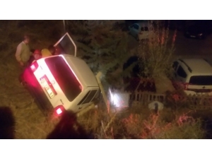 Otomobil Şarampole Devrildi: 2 Yaralı