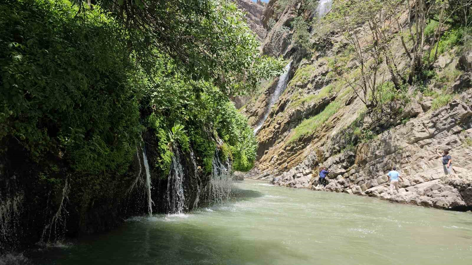 sicaklarin-artmasiyla-hakkari-kaval-selalesi-nde-yogunluk-yasaniyor