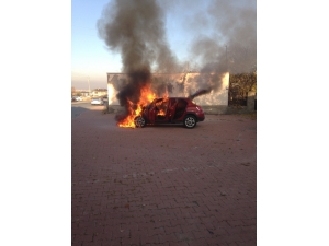 Park Halindeyken Alev Alan Otomobil Kullanılamaz Hale Geldi