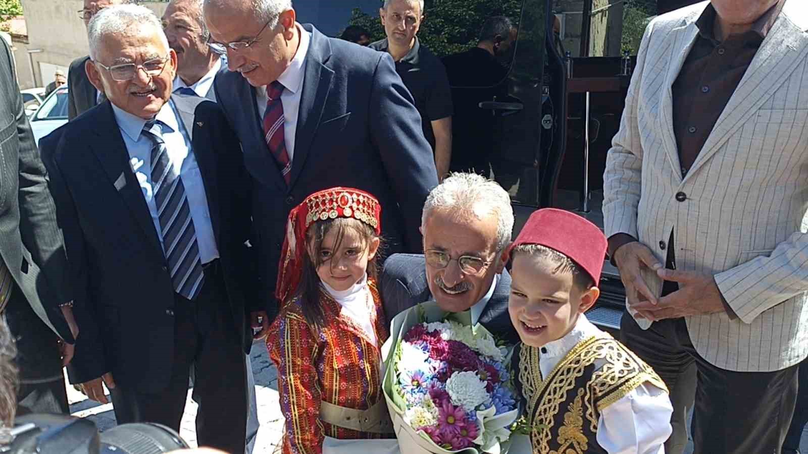 bakan-uraloglu-en-iyi-yaptigimiz-is-insanlarin-gonlune-kopru-kurmak