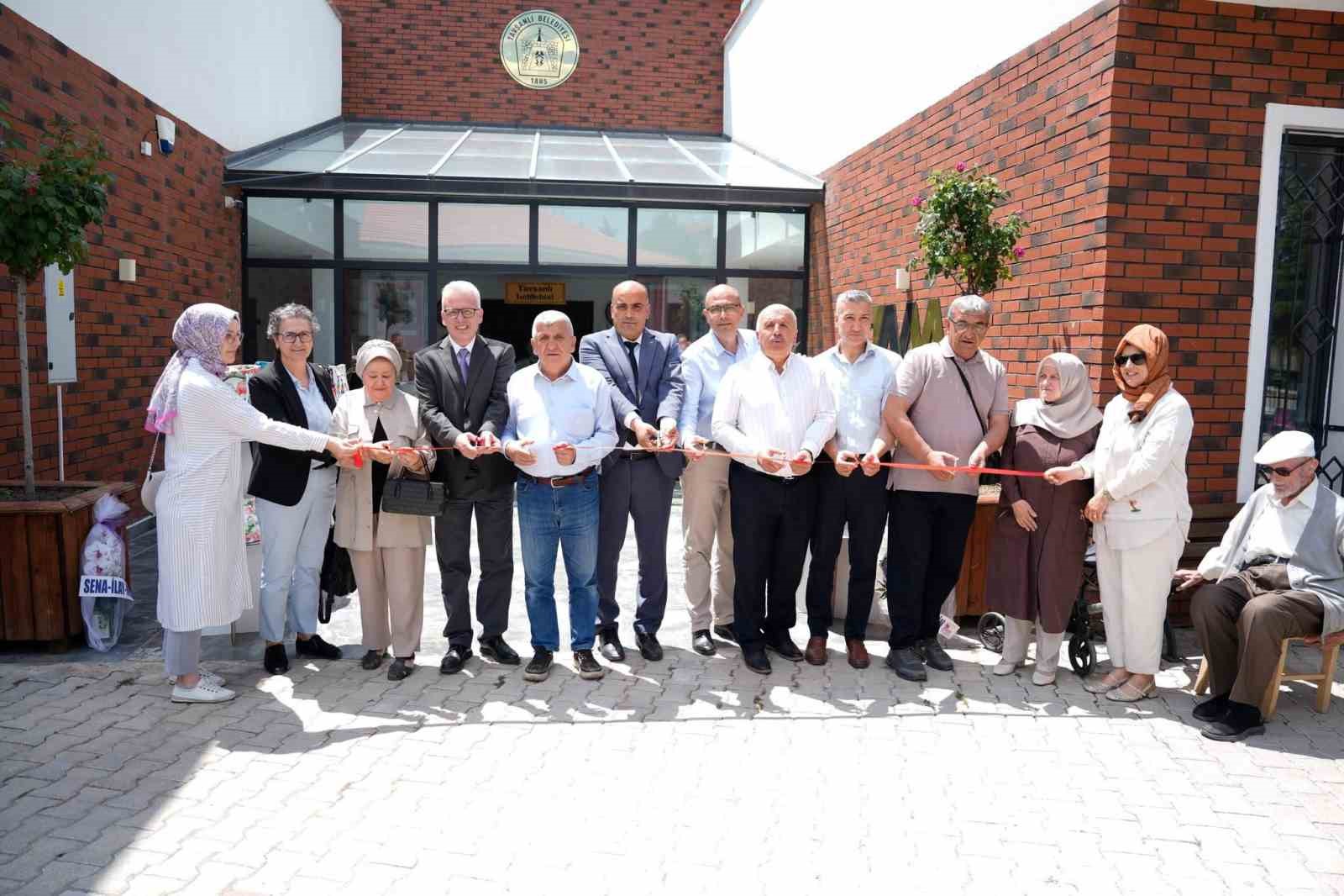 tavsanli-da-zehra-cetin-in-el-emegi-eserleri-tavsanli-da-sanatseverlerle-bulustu