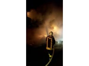 Tekstil Ürünleri Ve Bakır Kablolar Taşıyan Tırda Yangın