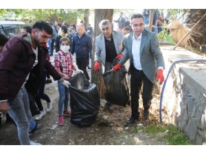 Kaymakam Çocuklarla El Ele Verip Sokakları Temizledi