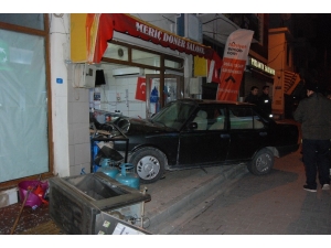 15 Yaşındaki Alkollü Sürücü Dönerci Dükkanına Daldı