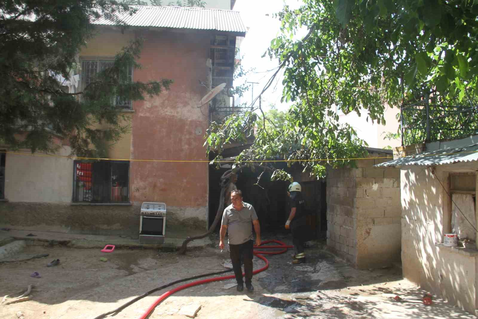 beysehir-de-pes-pese-cikan-iki-ayri-yangin-panige-neden-oldu
