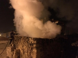 Çaldıran’da Odunluk Yangını Korkuttu