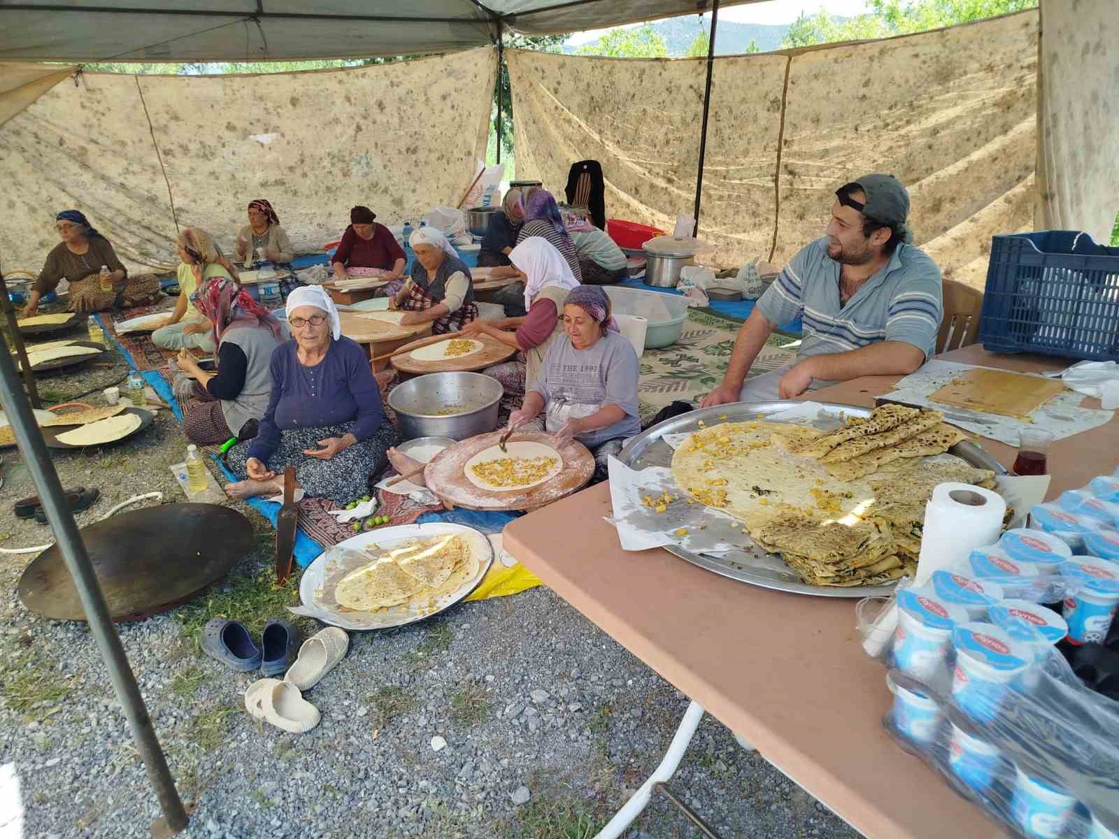 yunus-pinari-mezarliginda-geleneksel-bayram-bulusmasi