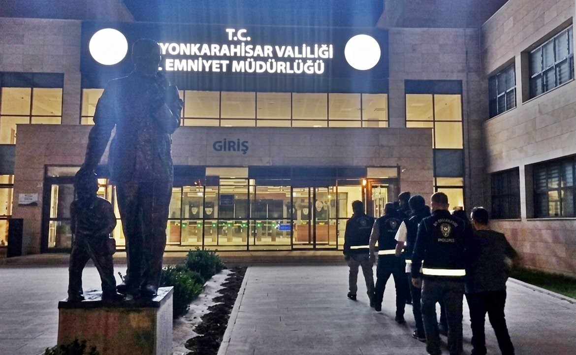 sanayiye-tamir-icin-birakilan-otomobili-calan-3-kisiyi-polis-yakaladi