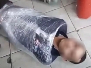 Engelli Genci Kendi İsteği İle Streç Filme Sarmışlar