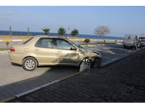 Otomobil Aydınlatma Direğine Çarptı: 1 Yaralı