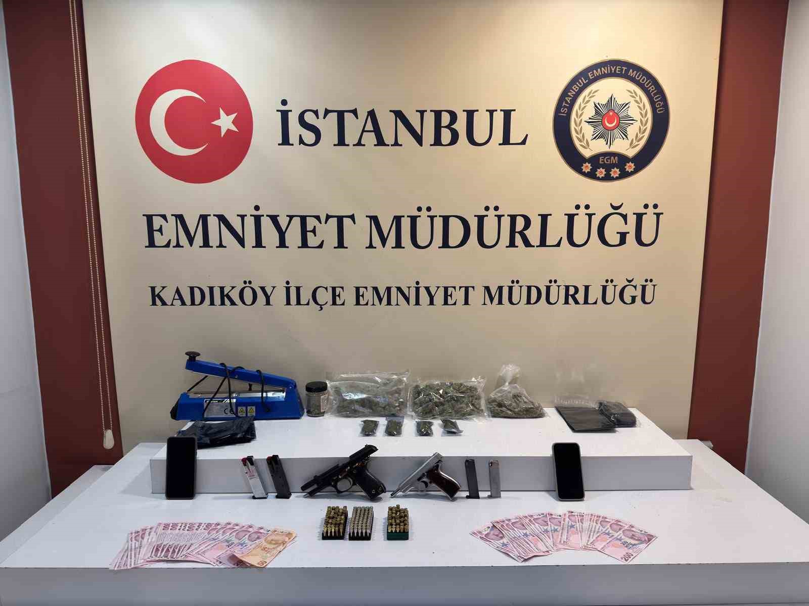 kadikoy-de-dur-ihtarina-uymayan-suphelilerden-cok-miktarda-uyusturucu-madde-ve-ruhsatsiz-silah-cikti