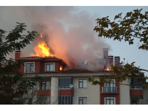 Binanın Çatısı Alev Alev Yandı