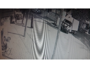 Annesinin Elinden Tutmayıp Yola Fırlayan Çocuk Canından Oluyordu