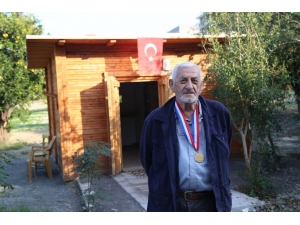 Otostop Çekerek Çıktığı Ülkesine 66 Yıl Sonra Döndü