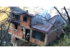 Ev Yanarak Kül Oldu