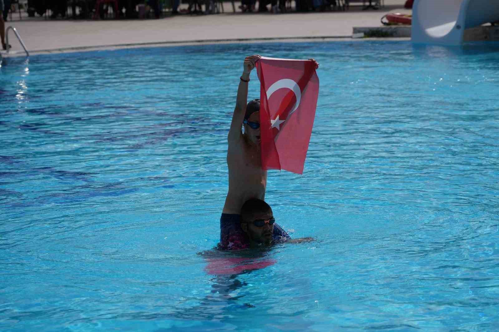 yaz-spor-okullari-sona-erdi-yuzlerce-ogrenci-sertifikalarini-aldi