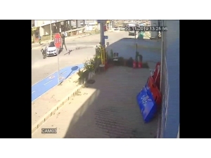 Motosiklet Sürücüsünün Havada Taklalar Attığı Anlar Güvenlik Kamerasında