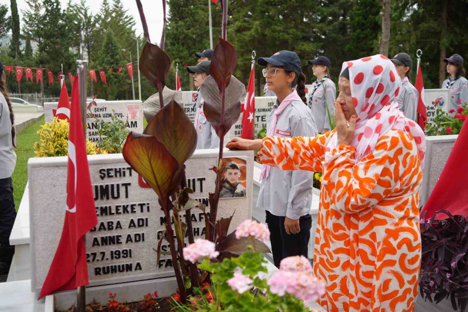 samsun-da-30-agustos-sehitlik-ziyaretinde-huzunlu-anlar