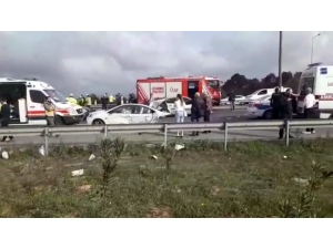 Tem Otoyolu Kavacık Mevkiinde Meydana Gelen Trafik Kazasında Araç İkiye Bölündü. 2 Kişinin Ağır Yaralandığı Kaza Sonrası İtfaiyenin Bölgedeki Çalışması Sürüyor.