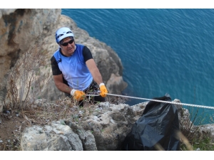 Dağcılardan Dünyaca Ünlü Falezlerde Halatlarla Çevre Temizliği