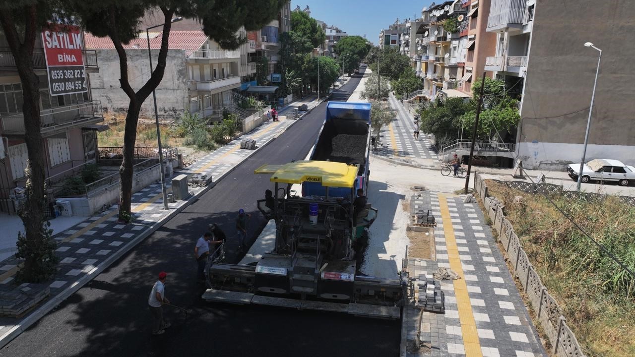 manisa-buyuksehir-belediyesi-salihli-de-4-caddeyi-sicak-asfaltla-yeniliyor