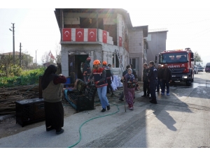 İki Katlı Ev Sobadan Çıkan Yangında Hasar Gördü