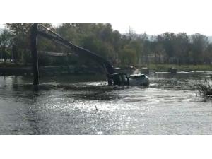 Bursa’da Gölde Temizlik Yapan Vinç Battı, Operatör Jandarma Tarafından Kurtarıldı