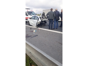 Tem Otoyolu’ndaki Feci Kazada Otomobil İkiye Bölündü