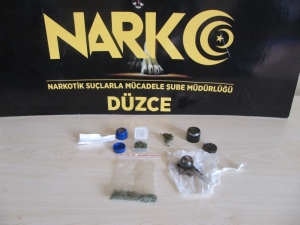 Polisin Operasyonunda Esrar Ve Metamfetamin Ele Geçirildi