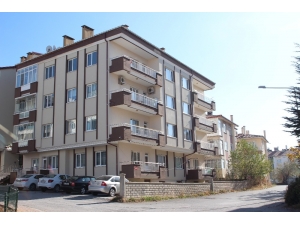 Kiremitleri Değiştirirken 4 Katlı Apartmanın Çatısında Düşüp Öldü