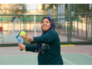 67 Yaşında Torunuyla Birlikte Tenise Başladı