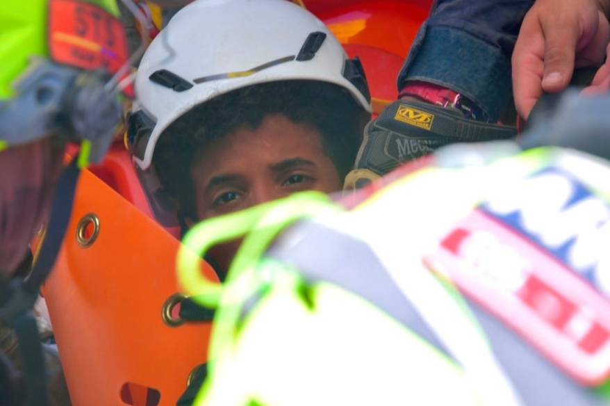 venezuela-da-enkaz-altindaki-cocuk-6-saatlik-operasyonla-kurtarildi