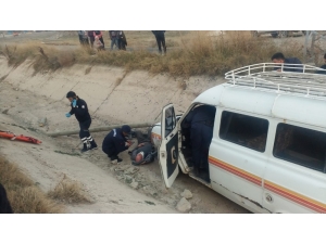 Kayseri’de Minibüs Kanala Düştü: 3 Yaralı