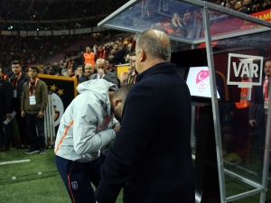 Arda Turan, Fatih Terim’in Elini Öptü