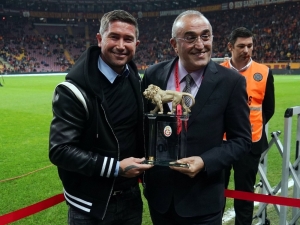 Harry Kewell’a Plaket Verildi