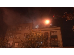 Küçükçekmece’de 4 Katlı Binanın Çatısı Alev Alev Yandı