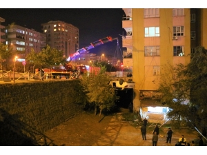 Şanlıurfa’da Otomobil Binanın Bahçesine Düştü: 3’ü Çocuk 5 Yaralı