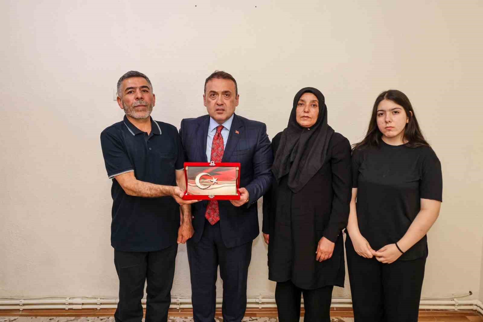 vali-sozer-sehit-abdurrahman-hilal-in-ailesini-ziyaret-etti